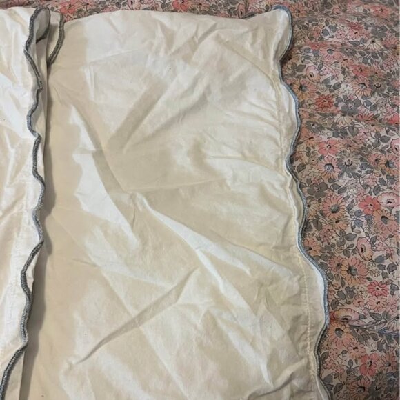 Hotel Scalloped Edge White Queen Duvet Cover and 2 Pillow Shams - Picture 3 of 6